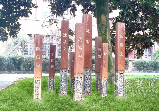 紅樓名人公共藝術(shù)品.jpg.jpg