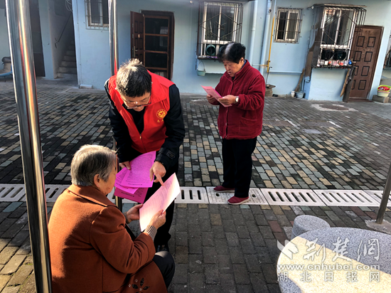 圖為審計人員向社區(qū)居民講解文明城市創(chuàng)建知識.png.png