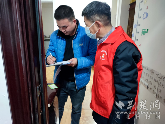 圖為審計人員入戶發(fā)放文明城市創(chuàng)建手冊并宣傳文明城市創(chuàng)建知識.png.png