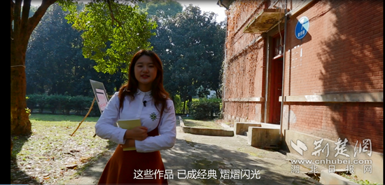 學生在紅樓外拍攝《湖科，我們的故事》.png.png