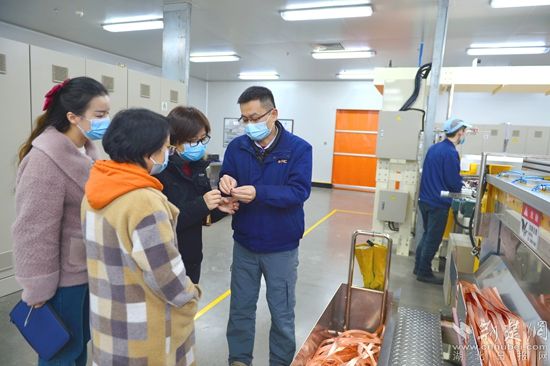 2.圖為黃石市稅務(wù)局組織業(yè)務(wù)骨干在臺光電子材料(黃石)有限公司走訪問需解難題。.jpg.jpg