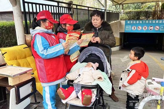 市實(shí)驗(yàn)小學(xué)小安全員在小區(qū)向居民宣傳安全知識(shí)_副本.jpg.jpg
