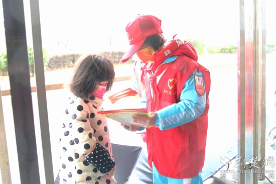 市實(shí)驗(yàn)小學(xué)小安全員在超市門前向顧客宣傳安全知識(shí)_副本.jpg