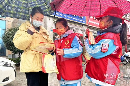 市實(shí)驗(yàn)小學(xué)小宣講員打著雨傘在大街宣傳安全知識(shí)_副本.jpg.jpg