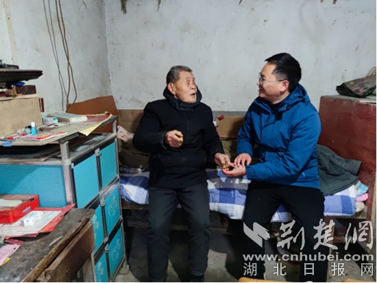 市委政研室駐大箕鋪鎮(zhèn)水南灣村第一書記程細鋒在脫貧戶曹樹瑩家中走訪慰問.jpg