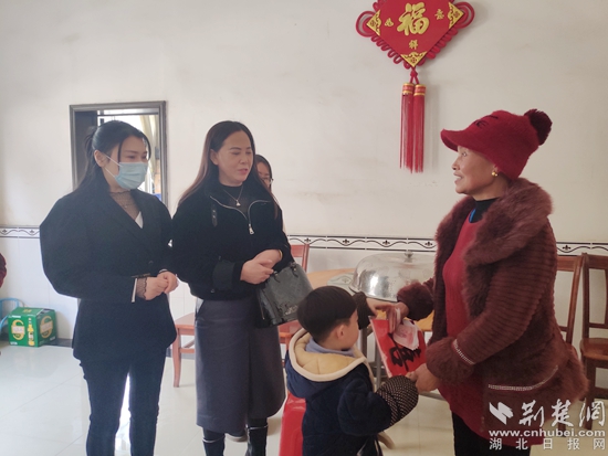 女企業(yè)家看望困境兒童謹(jǐn)洋，并向其外婆詢問朱謹(jǐn)洋的日常生活情況.jpg