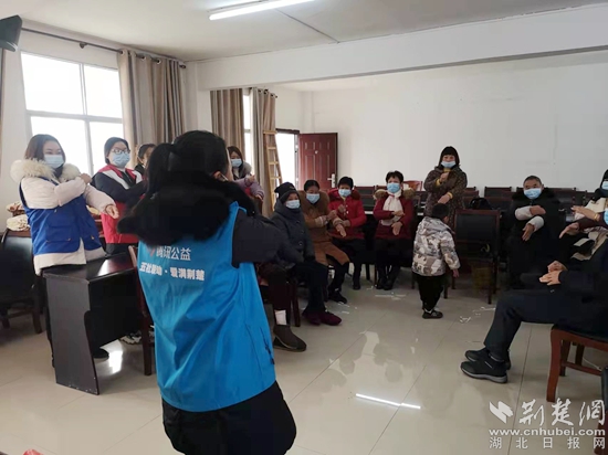 向老人們傳授養(yǎng)生操、護(hù)腰舞.jpg