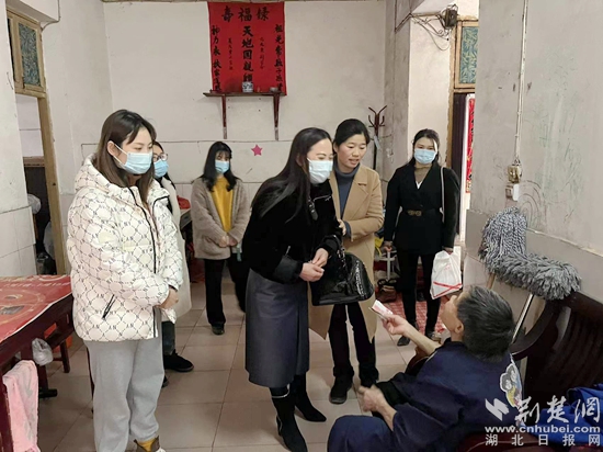 武穴市婦聯(lián)黨組書記、主席張利和女企業(yè)家看望慰問困境婦女劉金娥.jpg