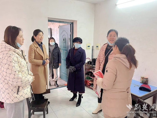 女企業(yè)家協(xié)會與困境婦女周紅霞親切交談.jpg