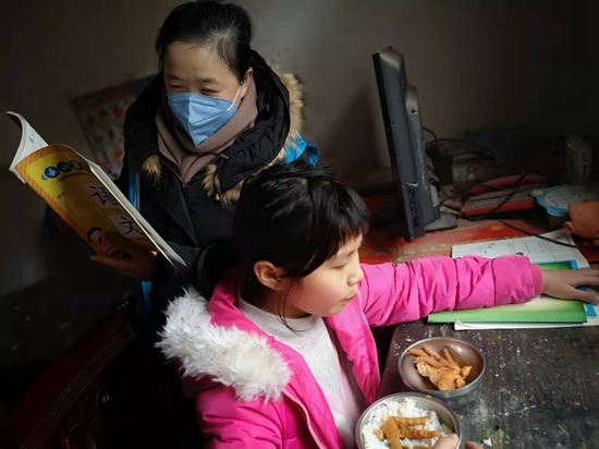 媽媽教留守兒童小婕背課文.jpg