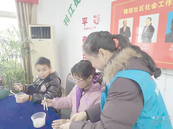 個(gè)案服務(wù)對(duì)象在社工陪伴下，心理得到疏導(dǎo).jpg.jpg