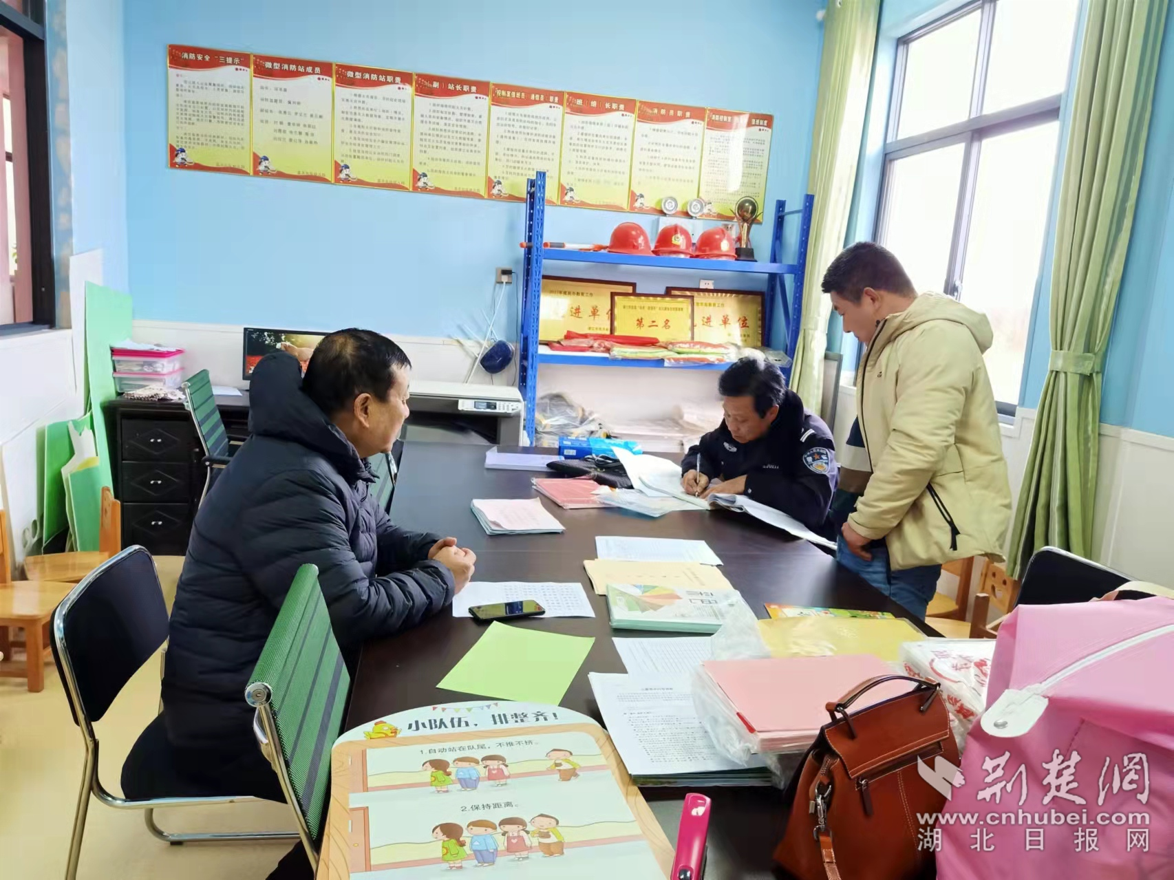 民警深入校園與教職員工座談，深入排查化解各類矛盾糾紛。.png.png