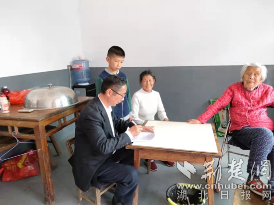 坳頭小學(xué)左名文校長到柯俊軒同學(xué)家中走訪.jpg