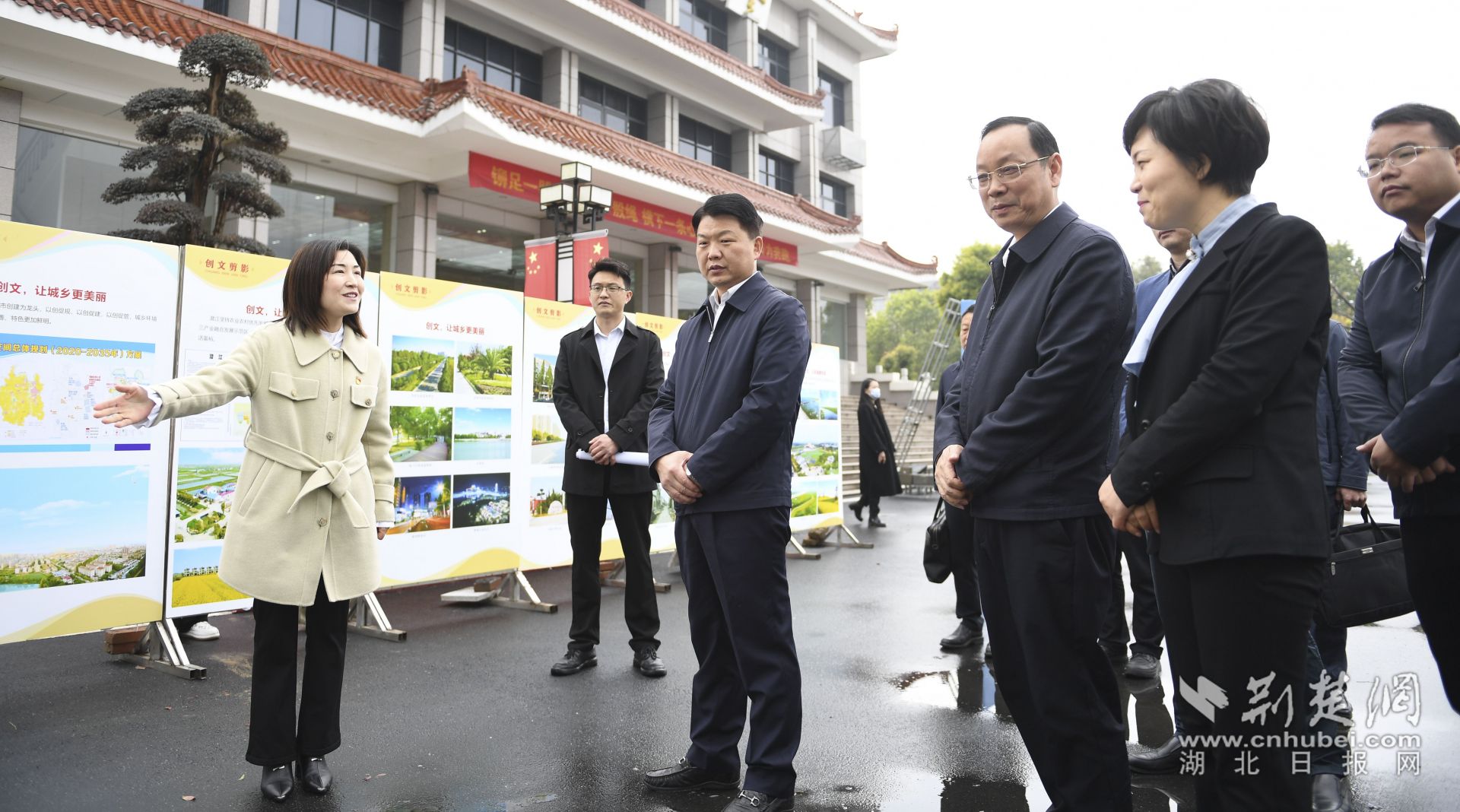 與會(huì)人員參觀潛江市全國文明城市創(chuàng)建工作成效展示。.jpg.jpg
