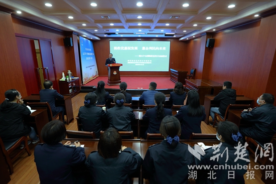 2.鄭稅官工作室”的負(fù)責(zé)人鄭中平正在講解2022年小規(guī)模納稅人免征增值稅、增值稅留抵退稅、“組合式”稅收優(yōu)惠減免等最新的優(yōu)惠政策