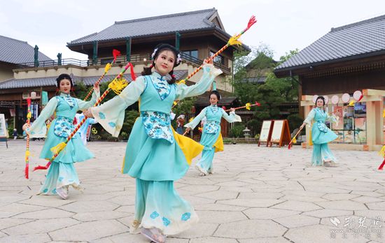 東山小鎮(zhèn)，演員們正在表演打連廂。.jpg