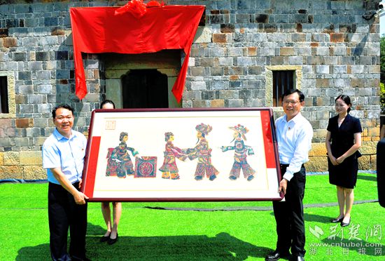4.紅安縣委、縣政府向湖北省博物館贈送“紅安縣省級非遺藝術(shù)品皮影戲牌匾”_副本.jpg
