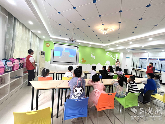 4月8日，牧羊湖社區(qū)聯(lián)合合心心理社工、樂享社工在連心驛站開展“護(hù)佑童年、相伴成長”關(guān)愛兒童活動。.png.png