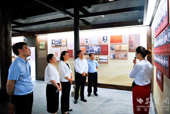 6.左一湖北省博物館副館長何廣；左二黃岡市文旅局黨組成員、副局長王萍；左三湖北省文化和旅游廳黨組成員、省文物事業(yè)發(fā)展中心主任余萍