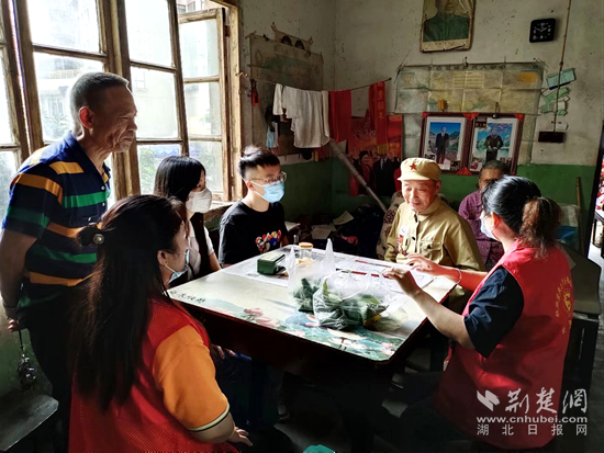 6月2日，濱湖社區(qū)暖陽驛站組織開展“端午粽情 情暖老兵”上門送溫暖活動。.png.png