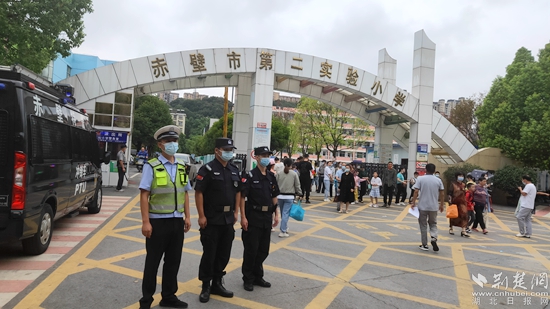 開學(xué)首日，民警在校園內(nèi)開展巡邏防控2.jpg