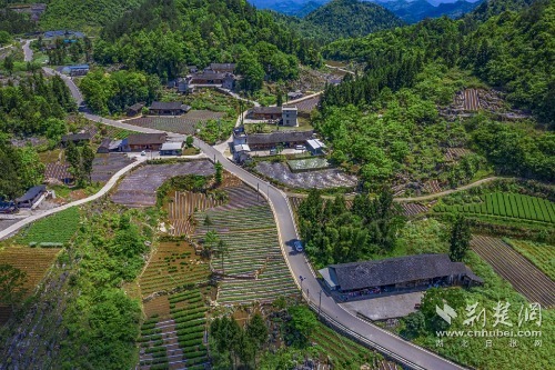 宣恩縣椒園集鎮(zhèn)至鑼圈巖段公路，全長(zhǎng)8公里，途經(jīng)椒園村、涼風(fēng)村、鑼圈巖村，該公路建成既有效帶動(dòng)沿線煙葉等產(chǎn)業(yè)發(fā)展，又是曜天眼景區(qū)的