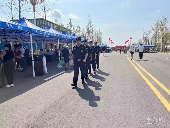 開學(xué)首日，民警在校園內(nèi)開展巡邏防控1.jpg