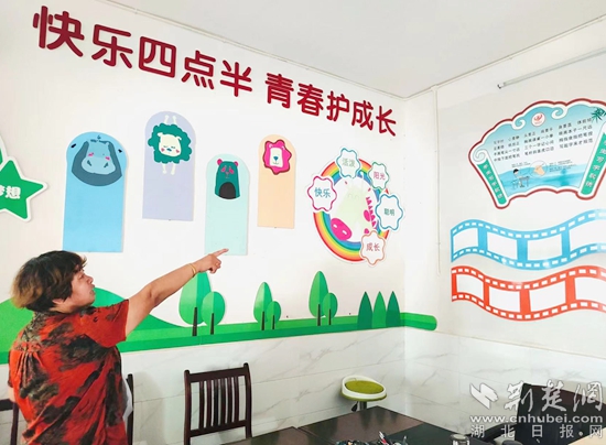 向文村村主任向我們介紹“四點(diǎn)半學(xué)?！?，四點(diǎn)半學(xué)校是向文村村委會(huì)為了促進(jìn)當(dāng)?shù)貎和n后讀書的公益閱讀項(xiàng)目_副本.jpg