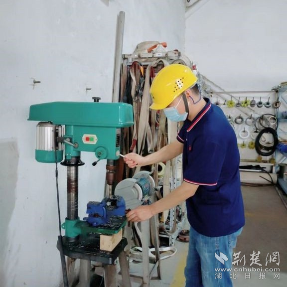 中順潔柔湖北公司鉗工操作。通訊員供圖.jpg