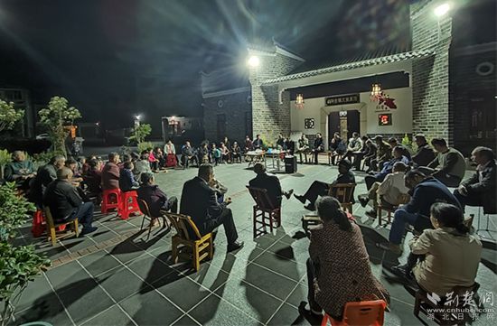1、閻家河鎮(zhèn)石橋垸村召開“灣組屋場會”收集群眾有關(guān)“清廉村居”建設(shè)的意見建議_副本.jpg