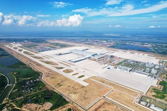 濱江擁湖的鄂州機場-牛暢，拍攝于2022年6月初，主題：鄂州花湖機場地理優(yōu)勢優(yōu)越，周邊生態(tài)環(huán)境良好，通過花馬湖水系綜合治理使得機