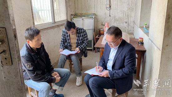 楊葉鎮(zhèn)黨委書(shū)記張明村（右一）入戶察民情.jpg