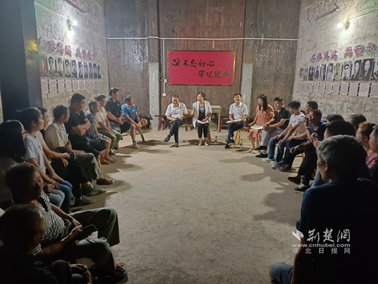 崇陽縣金塘鎮(zhèn)黨員干部在金塘村盧家大屋村灣開展灣子夜話,和群眾共商環(huán)境治理等事宜。.jpg