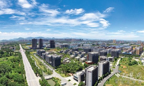 開發(fā)區(qū)·鐵山區(qū)廠房林立，風光旖旎。.jpg.jpg