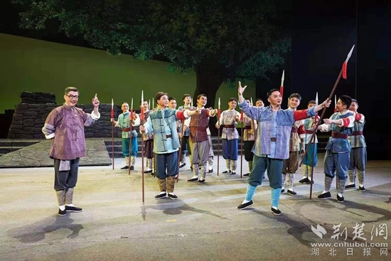 革命歷史題材楚劇《天明天亮》演出現(xiàn)場(chǎng)。通訊員供圖.webp.jpg
