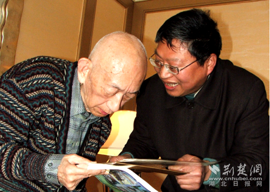 2005年3月6日，王振華在京拜見圍棋泰斗吳清源大師.png.png