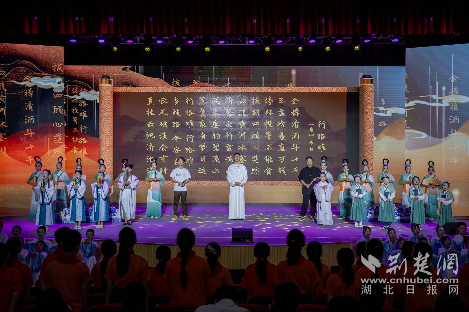 活動最后凌振赫、沈嘉柯、余維剛與學生們一齊誦讀行路難_副本.jpg.jpg