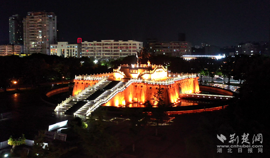 鳳凰廣場夜景。（金康  攝）.png.png