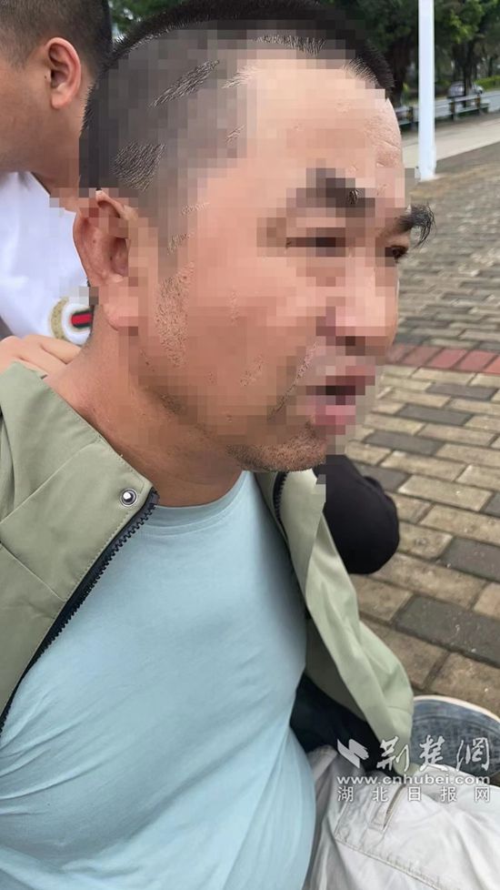 郭某正在海堤邊抽煙，民警將其控制.jpg.jpg