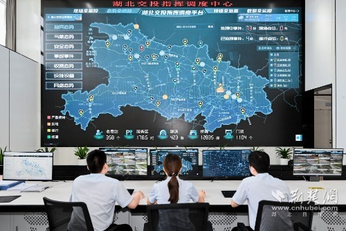 7.建成湖北交投智慧調(diào)度中心，接入全省6000多公里高速路段、1.5萬(wàn)余路監(jiān)控視頻圖像，實(shí)現(xiàn)路網(wǎng)態(tài)勢(shì)全感知.jpg.jpg