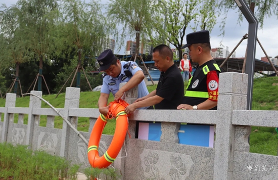 雙鶴派出所民輔警在轄區(qū)重點(diǎn)水域排查隱患，裝配救生工具.jpg